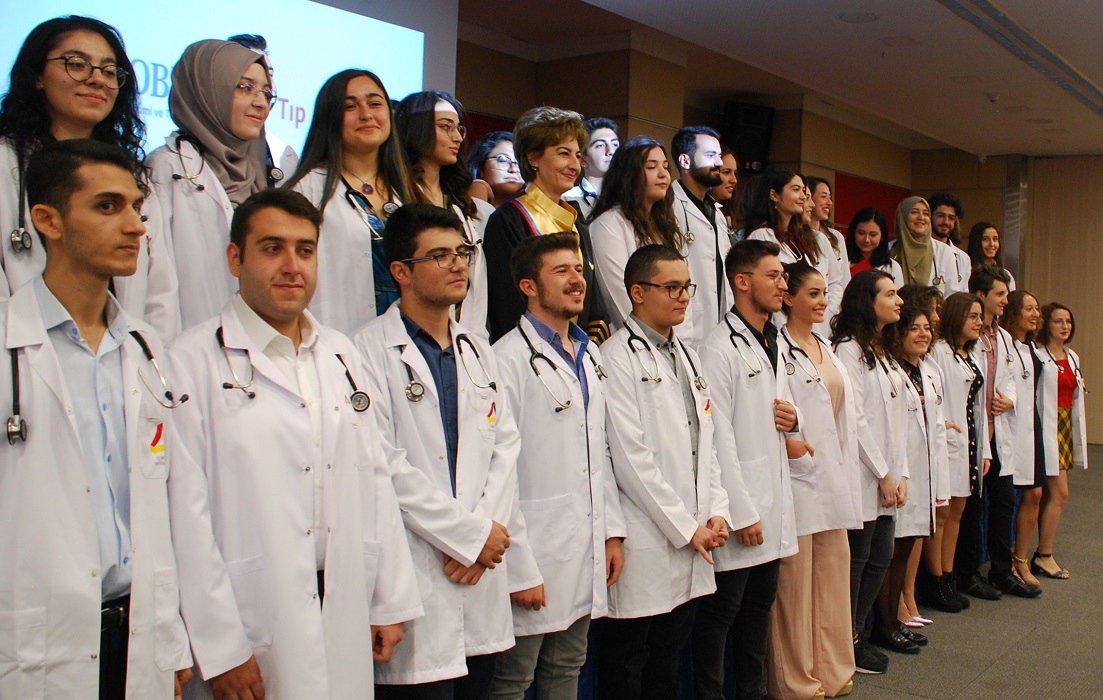 Tıp Fakültemizin Yeni Öğrencileri Beyaz Önlüklerini Giydi