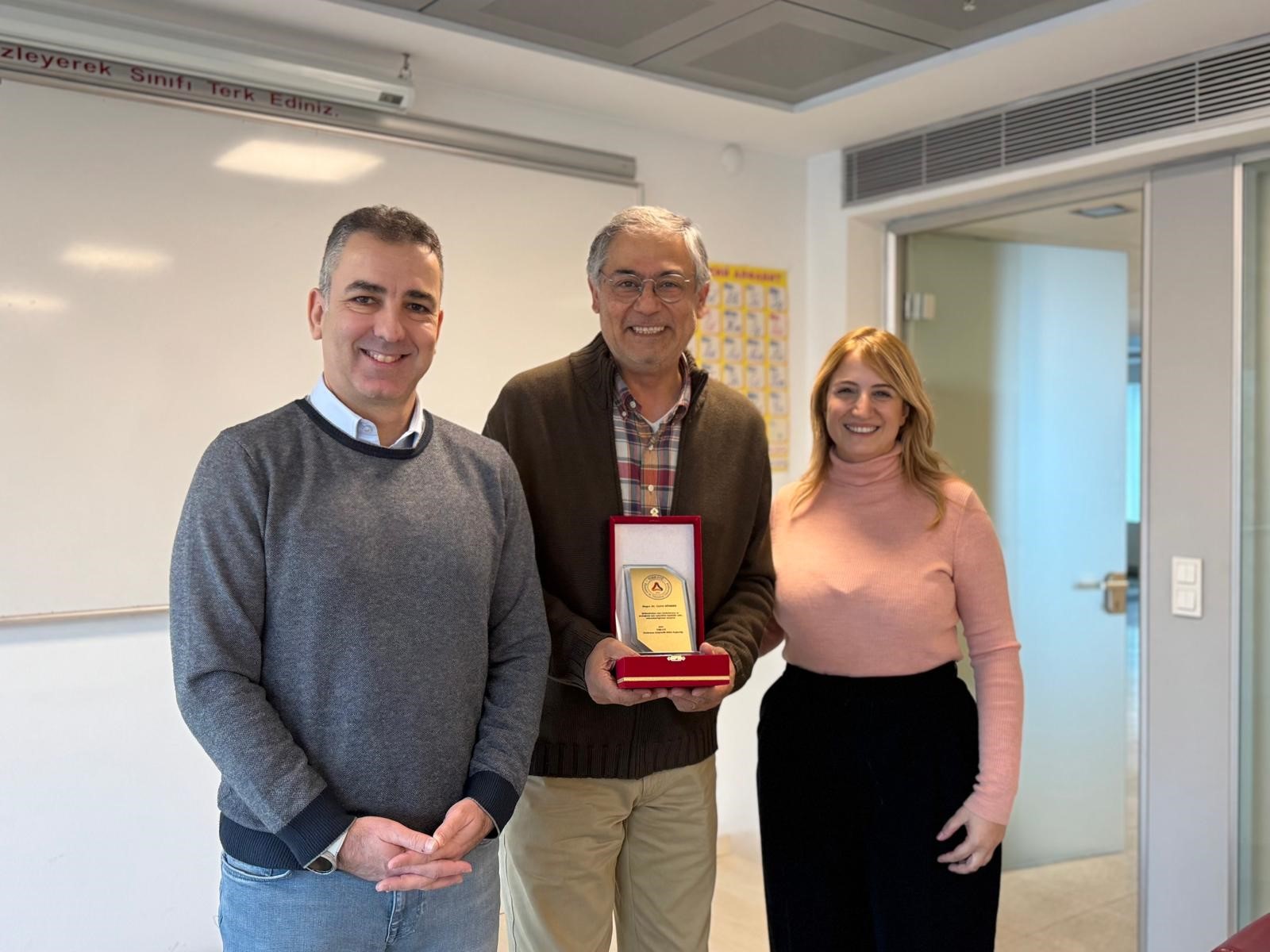 15 Yıllık Emek ve Destek İçin Dr. Cahit Sönmez’e Plaket Sunuldu